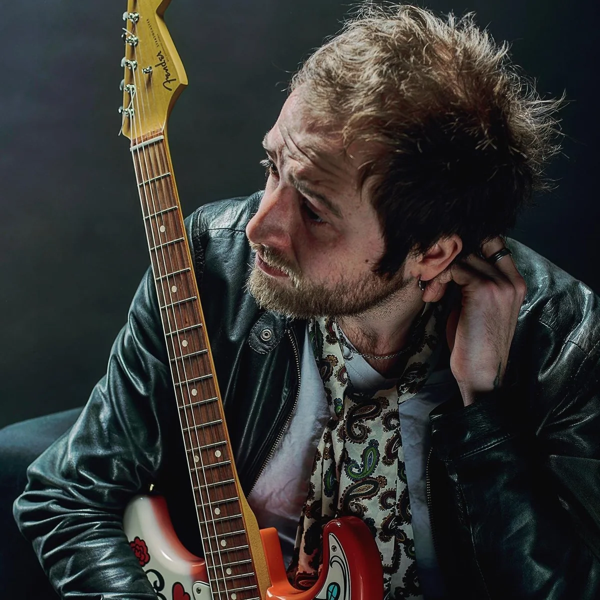 Steven Ridley jouant de la guitare