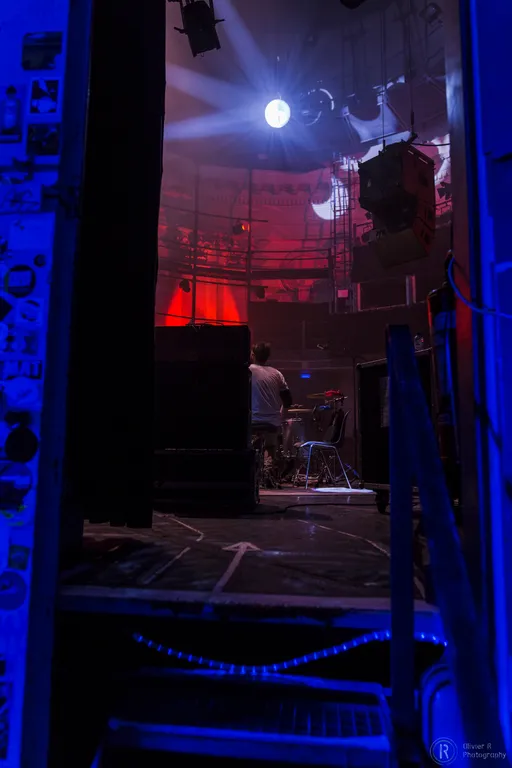 Antoine Valvin en coulisses lors d’une tournée, vu depuis la régie