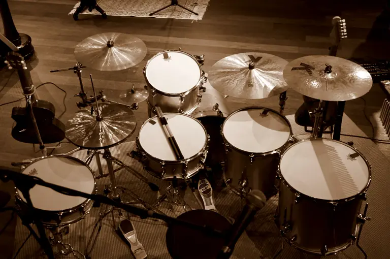 Batterie et cymbales dans une lumière de scène