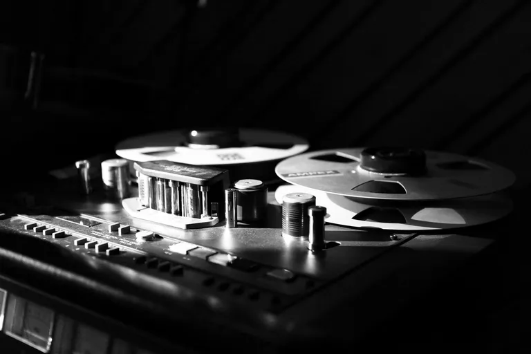 Magnétophone à bandes dans la pénombre d’un studio d’enregistrement