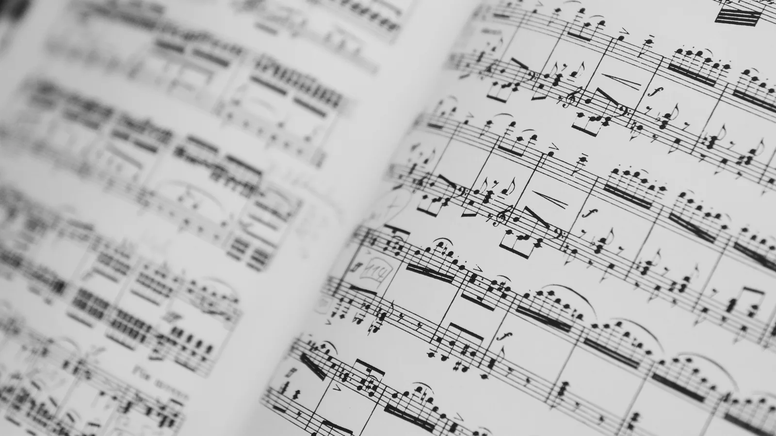 Des partitions musicales annotées sur un pupitre